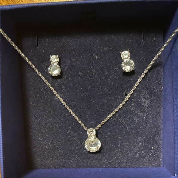 Swarovski earrings and necklace set - Picture 1 of 2